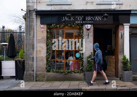 Dunfermline, Schottland, Großbritannien. 11. November 2020. Jack O'Bryan's Bar & Kitchen im Stadtzentrum von Dunfermline. Fife wird am Freitag, dem 13. November, von der schottischen Regierung in die schwerere Stufe 3 der Coronavirus-Sperre versetzt. Dies bedeutet strengere Kontrollen und Öffnungszeiten von Bars und Restaurants und den Verkauf von Alkohol. Iain Masterton/Alamy Live News Stockfoto