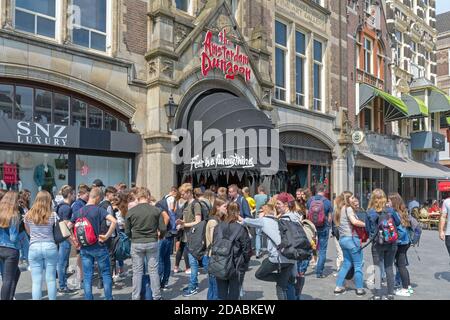 Amsterdam, Niederlande - 16. Mai 2018: Touristenmassen in der berühmten Dungeon-Attraktion in Amsterdam, Holland. Stockfoto