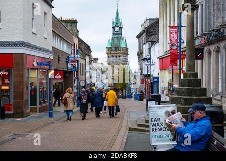 Dunfermline, Schottland, Großbritannien. 11. November 2020. Blick auf das Einkaufsviertel High Street im Stadtzentrum von Dunfermline. Fife wird am Freitag, dem 13. November, von der schottischen Regierung in die schwerere Stufe 3 der Coronavirus-Sperre versetzt. Dies bedeutet strengere Kontrollen und Öffnungszeiten von Bars und Restaurants und den Verkauf von Alkohol. Iain Masterton/Alamy Live News Stockfoto