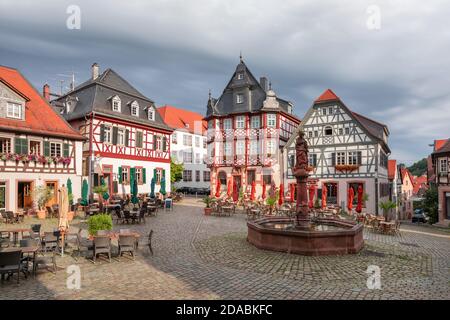 Heppenheim, Deutschland. Alte deutsche traditionelle Fachwerkhäuser am Marktplatz Stockfoto