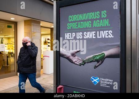 Dunfermline, Schottland, Großbritannien. 11. November 2020. Blick auf das Einkaufsviertel High Street im Stadtzentrum von Dunfermline. Fife wird am Freitag, dem 13. November, von der schottischen Regierung in die schwerere Stufe 3 der Coronavirus-Sperre versetzt. Dies bedeutet strengere Kontrollen und Öffnungszeiten von Bars und Restaurants und den Verkauf von Alkohol. Iain Masterton/Alamy Live News Stockfoto