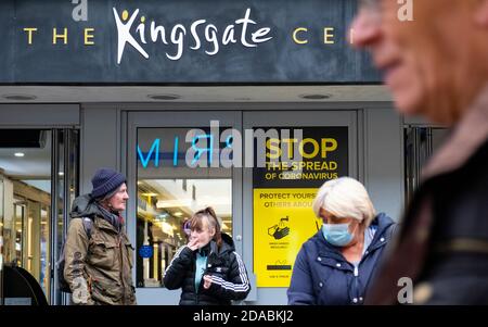 Dunfermline, Schottland, Großbritannien. 11. November 2020. Blick auf das Einkaufsviertel High Street im Stadtzentrum von Dunfermline. Fife wird am Freitag, dem 13. November, von der schottischen Regierung in die schwerere Stufe 3 der Coronavirus-Sperre versetzt. Dies bedeutet strengere Kontrollen und Öffnungszeiten von Bars und Restaurants und den Verkauf von Alkohol. Iain Masterton/Alamy Live News Stockfoto