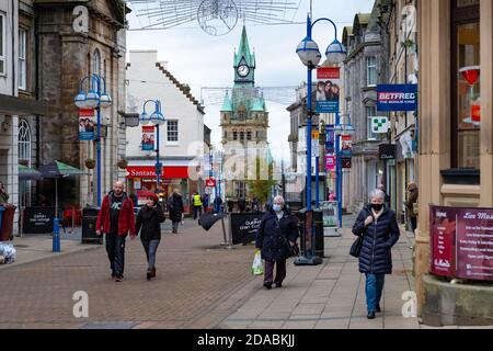 Dunfermline, Schottland, Großbritannien. 11. November 2020. Blick auf das Einkaufsviertel High Street im Stadtzentrum von Dunfermline. Fife wird am Freitag, dem 13. November, von der schottischen Regierung in die schwerere Stufe 3 der Coronavirus-Sperre versetzt. Dies bedeutet strengere Kontrollen und Öffnungszeiten von Bars und Restaurants und den Verkauf von Alkohol. Iain Masterton/Alamy Live News Stockfoto