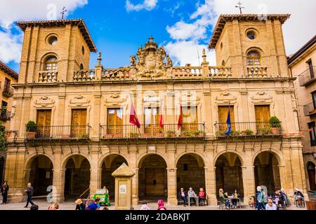 Barockgebäude aus dem 17. Jahrhundert, heutiges Rathaus, mit Arkaden, toskanischen Pilastern und Schild. Viana, Navarra, Spanien, Europa Stockfoto