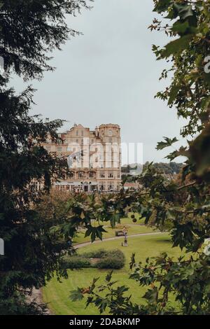 Bath, Großbritannien - 04. Oktober 2020:Blick durch die Bäume der Parade Gärten und Gebäude auf der Grand Parade in Bath, der größten Stadt in der Grafschaft Somerset Stockfoto