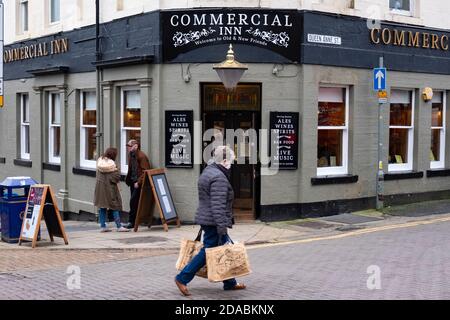 Dunfermline, Schottland, Großbritannien. 11. November 2020. Außenansicht des Commercial Inn Pub im Stadtzentrum von Dunfermline. Fife wird am Freitag, dem 13. November, von der schottischen Regierung in die schwerere Stufe 3 der Coronavirus-Sperre versetzt. Dies bedeutet strengere Kontrollen und Öffnungszeiten von Bars und Restaurants und den Verkauf von Alkohol. Iain Masterton/Alamy Live News Stockfoto