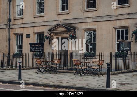Bath, Großbritannien - 04. Oktober 2020: Leere Outdoor-Tische von Apple Tree Bed and Breakfast in Bath, der größten Stadt in der Grafschaft Somerset bekannt für und na Stockfoto