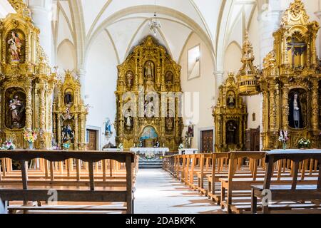 Die Kirche von Santa María, auch bekannt als Unsere Liebe Frau des Weges - Nuestra Señora del Camino. Redecilla del Camino, Calle Mayor. Erste Stadt der Jacobea Stockfoto