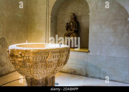 Romanische Taufbecken in Redecilla del Camino, 12. Jahrhundert mit einer Stadt sorgfältig in der Tasse geschnitzt, die das himmlische Jerusalem symbolisiert. churc Stockfoto