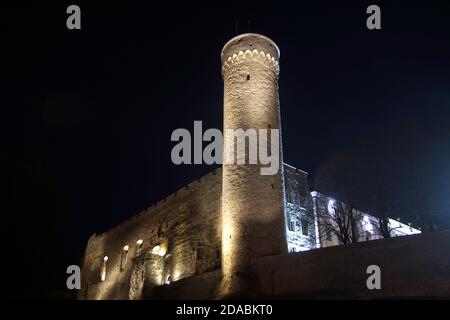 Der "große Hermann" Turm an der Ecke des estnischen Parlaments in Tallinn, Estland Stockfoto