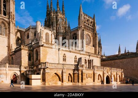 Die Kathedrale der Heiligen Maria von Burgos. Südseite, von der Plaza de San Fernando. Burgos, Kastilien und Leon, Spanien, Europa Stockfoto