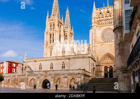 Die Kathedrale der Heiligen Maria von Burgos. Südseite, von der Plaza de San Fernando. Burgos, Kastilien und Leon, Spanien, Europa Stockfoto