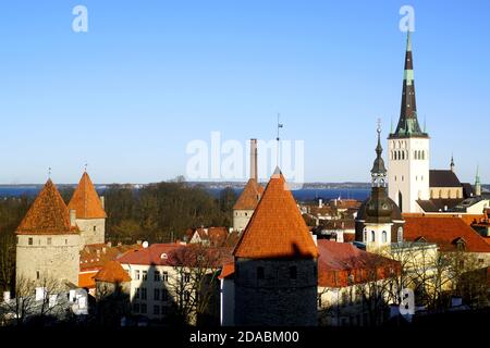 Die Türme der Unterstadt und St. Olaf Kirche in Tallinn, Estland Stockfoto