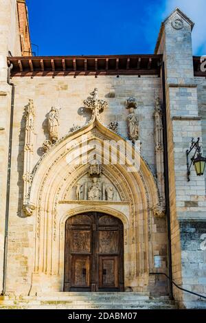 Iglesia de San Nicolás de Bari ist eine katholische Kirche in der Fernán González Straße in Burgos, Spanien, neben dem Camino de Santiago, hinter der Katze Stockfoto