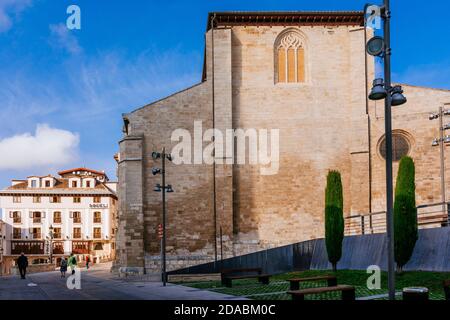 Iglesia de San Nicolás de Bari ist eine katholische Kirche in der Fernán González Straße in Burgos, Spanien, neben dem Camino de Santiago, hinter der Katze Stockfoto