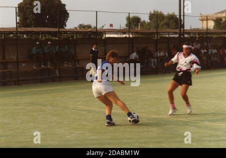 Italienische Tennisspielerin Sandra Cecchini spielt Fußball, 1990er Jahre Stockfoto