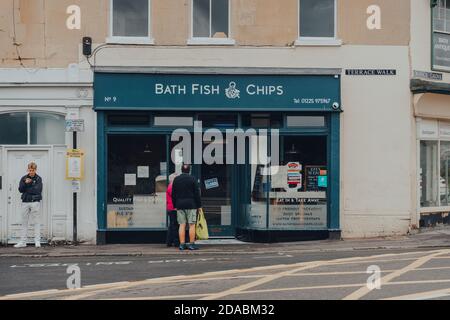 Bath, Großbritannien - 04. Oktober 2020: Menschen außerhalb geschlossen Fisch und Chips Shop in Bath, der größten Stadt in der Grafschaft Somerset, England, bekannt für und nam Stockfoto