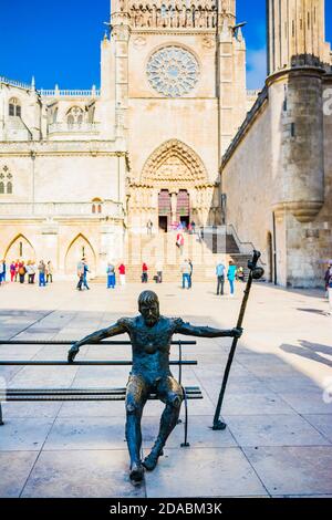 Die Pilgerstatue, die vom Bildhauer Teodoro Ruiz gemacht wurde, befindet sich auf der Plaza del Rey San Fernando, vor der Kathedrale der Heiligen Maria von Burgos. Stockfoto