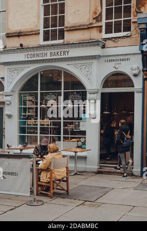 Bath, Großbritannien - 04. Oktober 2020: Das Café Cornish Bakery in Bath, der größten Stadt in der Grafschaft Somerset, die für ihre römisch gebaute Fledermaus bekannt und nach ihr benannt ist Stockfoto