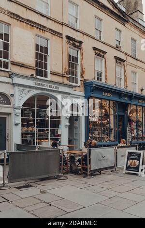 Bath, Großbritannien - 04. Oktober 2020: Das Café Cornish Bakery in Bath, der größten Stadt in der Grafschaft Somerset, die für ihre römisch gebaute Fledermaus bekannt und nach ihr benannt ist Stockfoto