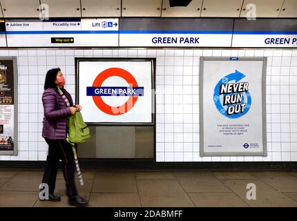 London, England, Großbritannien. U-Bahn-Station Green Park vom Zug aus gesehen Stockfoto