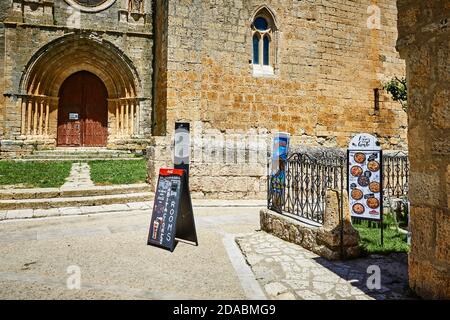 Die Kirche von Nuestra Señora del Manzano, Unsere Liebe Frau von Manzano oder Iglesia de Santa María del Manzano. Französischer Weg, Jakobsweg. Castrojeriz, Burgos Stockfoto