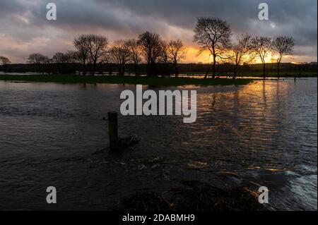 Caheragh, West Cork, Irland. November 2020. Die Sonne geht über überfluteten Feldern in Caheragh, nahe Skibbereen, nach einem Tag sintflutartigen Regens unter. Die Überschwemmung kommt inmitten einer Met Éireann gelben Wetterwarnung für die Grafschaft Cork, die bis heute Abend um 18 Uhr stattfindet. Quelle: AG News/Alamy Live News Stockfoto