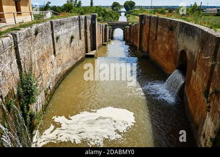 Schleusen im Kanal von Castilla, wie es durch das Dorf Frómista passiert. Französischer Weg, Jakobsweg. Frómista, Palencia, Kastilien und Leon, Spanien Stockfoto