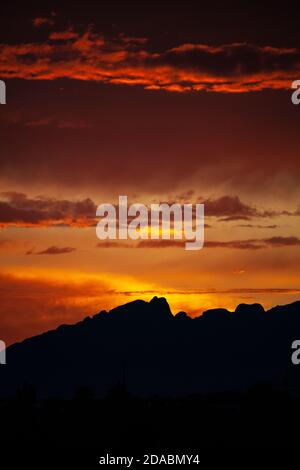 Juni Sonnenuntergang auf dem Berg von Montserrat, in der Nähe von Barcelona, Katalonien, Spanien Stockfoto