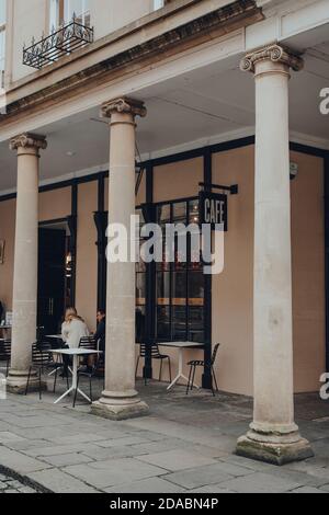 Bath, Großbritannien - 04. Oktober 2020: Menschen sitzen an den Tischen im Freien von Fly Café in Bath, der größten Stadt in der Grafschaft Somerset bekannt für und benannt Stockfoto