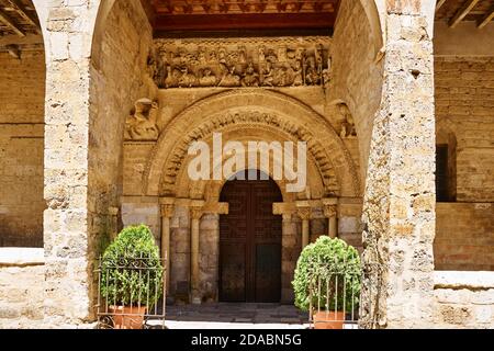 Portal aus dem Jahr 1130. Die Kirche Santa María del Camino ist ein romanischer Tempel, der in der Mitte des 12. Jahrhunderts erbaut und der Jungfrau von Victo gewidmet ist Stockfoto