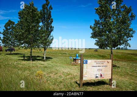 Rastplatz - Rastplatz, in der Nähe von Calzadilla de la Cueza. Cañada Real Leonesa - Kanada Real Leonesa.Calzadilla de la Cueza, Via Aquitania, Stockfoto