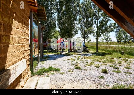 Pilger ruhen sich aus. Rastplatz - Rastplatz, in der Nähe von Calzadilla de la Cueza. Cañada Real Leonesa - Kanada Real Leonesa.Calzadilla de la Cuez Stockfoto