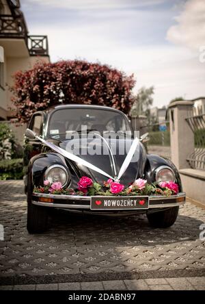 Romantische schwarz VW Beetle Retro & klassische Hochzeitsauto mit Wunderschöne Dekoration Stockfoto