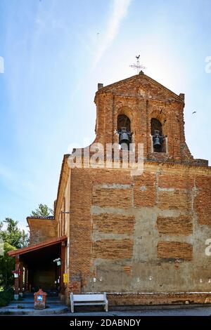 Kirche von San Nicolás Obispo - St. Nikolaus Bischof. Erbaut im dreizehnten Jahrhundert aus Backstein. Es besteht aus einem einzigen Schiff mit einem Fass vau bedeckt Stockfoto