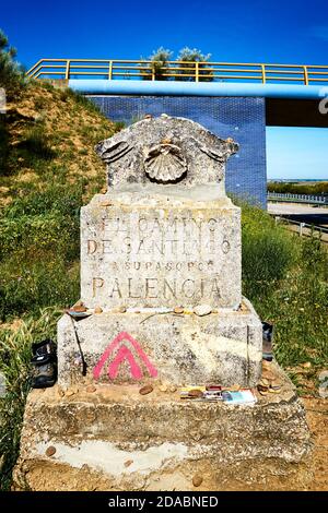 Letzte Kairne mit der Schale von Santiago in Palencia an der Grenze zur Provinz León geschnitzt. Französischer Weg, Jakobsweg.San Nicolás del Real Ca Stockfoto