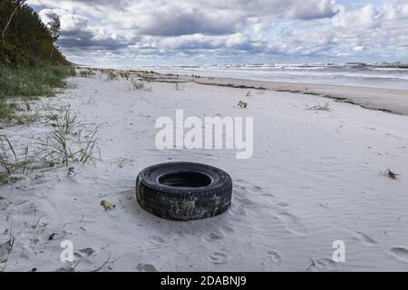 Alter Reifen am Strand der Weichsel Spit zwischen Katy Rybackie und Skowronki Dörfer, Bucht von Danzig in der Ostsee, Polen Stockfoto