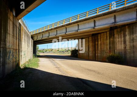 Der Weg kreuzt ein Viadukt der AUTOBAHN A-231. Französischer Weg, Jakobsweg. In der Nähe von El Burgo Ranero, León, Kastilien und Leon, Spanien, Europa Stockfoto