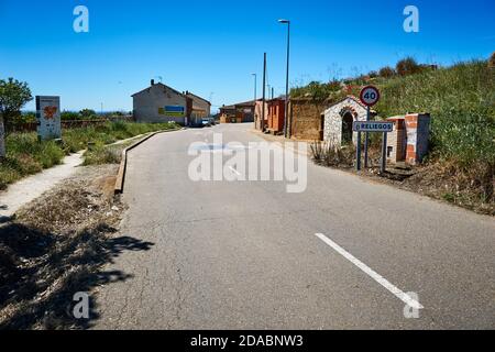 Der Weg, der in Reliegos ankommt. Französischer Weg, Jakobsweg. Reliegos, León, Kastilien und Leon, Spanien, Europa Stockfoto