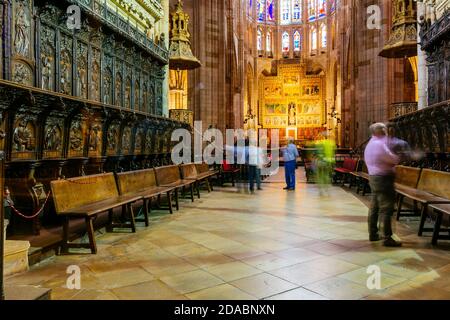 Chor und im Hintergrund der Hauptaltar. Die gotische Kathedrale von León, auch Haus des Lichts oder Pulchra Leonina genannt. Französisch Weg, Weg von St. J Stockfoto