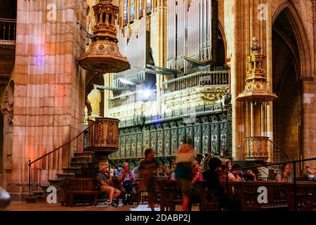 Chor und Pfeifenorgel im Mittelschiff. Die gotische Kathedrale von León, auch Haus des Lichts oder Pulchra Leonina genannt. Französischer Weg, Jakobsweg Stockfoto