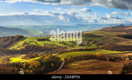 Hope Valley und Bamford Moor von Stanage Edge in der Nähe von Hathersage Derbyshire Peak District National Park Derbyshire England GB Europa Stockfoto