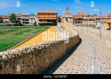 Brücke von Paso Honroso und im Hintergrund die Stadt Hospital de Órbigo. Französischer Weg, Jakobsweg. Puente de Órbigo, Hospital de Órbigo, León Stockfoto