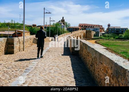 Brücke von Paso Honroso und im Hintergrund die Stadt Puente de Órbigo. Französischer Weg, Jakobsweg. Puente de Órbigo, Hospital de Órbigo, León, Stockfoto