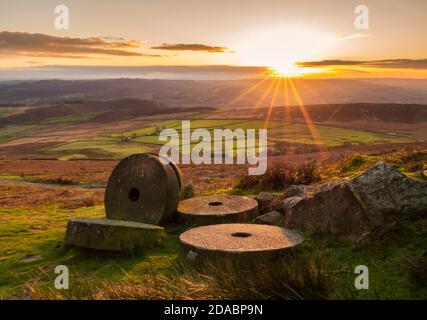 Verlassene Mühlsteine bei Sonnenuntergang auf Stanage Edge in der Nähe von Hathersage Derbyshire Peak District National Park Derbyshire England GB Europa Stockfoto