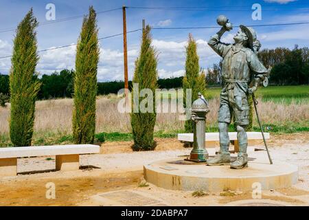 Bronzeskulptur ehrt den Pilger bei der Ankunft in San Justo de la Vega - Astorga. Französischer Weg, Jakobsweg. San Justo de la Vega, Astorga, León, Stockfoto