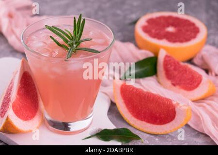 Cocktail mit Grapefruit und Rosmarin. Erfrischendes Getränk mit Eis. Stockfoto