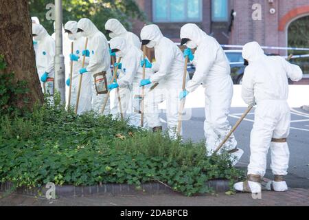 Aktenfoto vom 22/06/20 von Polizeiforensikern, die eine Durchsuchung in der Nähe von Forbury Gardens im Stadtzentrum von Reading durchführten, nachdem Khairi Saadallah einen zweiminütigen Messer-Spree gestartet hatte. Der Attentäter des Reading-Terrors plädierte am Mittwoch auf drei Morde und drei Mordversuche im Old Bailey in London für schuldig. Stockfoto