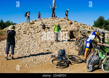 Pilger auf dem Weg nach Santiago machen sie Halt am Eisernen Kreuz im Pass von Foncebadón. Französischer Weg, Jakobsweg. Foncebadón, Le Stockfoto