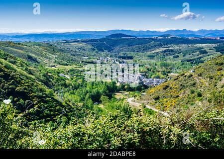 Molinaseca von den Höhen des Weges aus gesehen. Französischer Weg, Jakobsweg. In der Nähe von Molinaseca, El Bierzo, Leon, Kastilien und Leon, Spanien, Europa Stockfoto